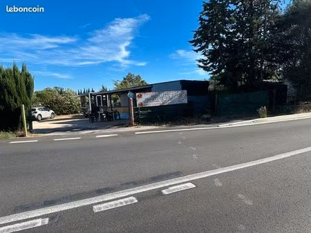 commerce bord route avec parking prive