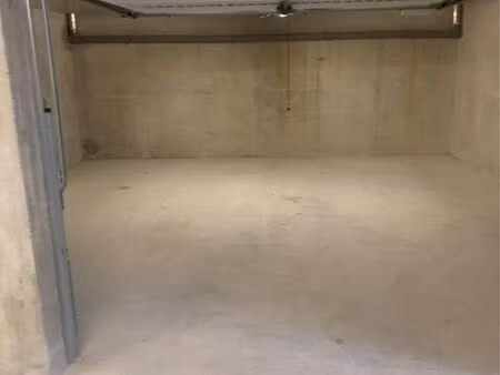 grand garage à louer biviers 31 m²