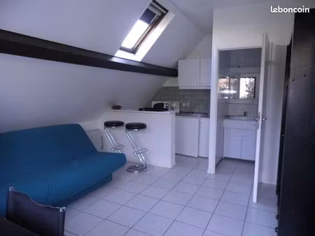 studio en bon état  propre  clair et calme