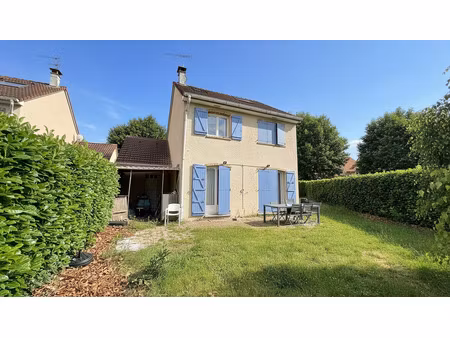 domaine de villepreux  maison avec jardin et garage.