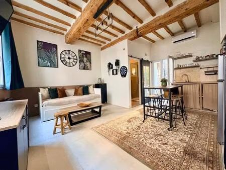 studio rénové et meublé avec cour commune _ centre ville de nîmes