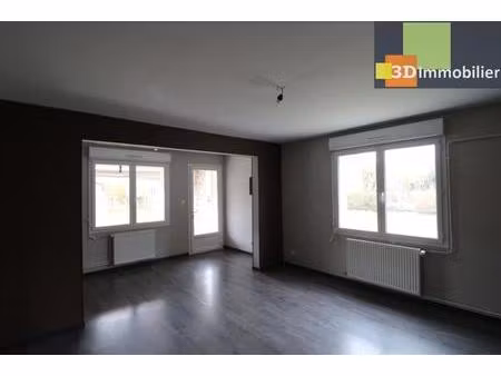 au centre de chaussin à vendre agréable maison en bon état de 5 pièces  avec plusieurs dép