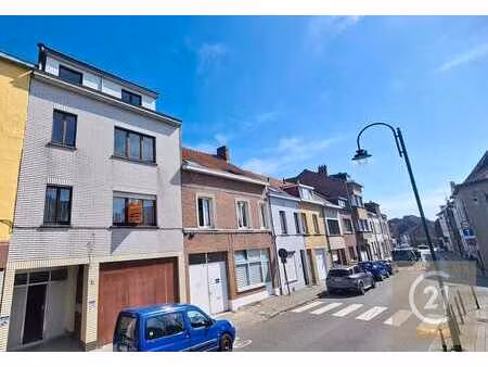 vaste maison de commerce avec grand atelier et habitation –