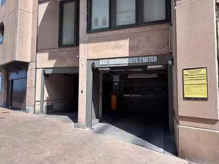 garage box facilement accessible sous la place van bunnen...