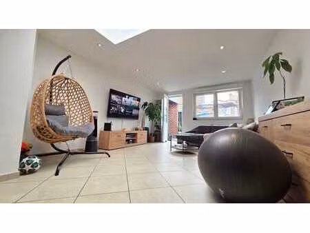 maison avec 3 chambres et jardin  lieu calme...