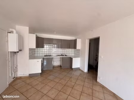 appartement type 4 au 2 étage
