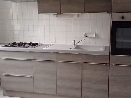p maison 3 pièces 75 mètres +cour un vendeuvre sur bars
