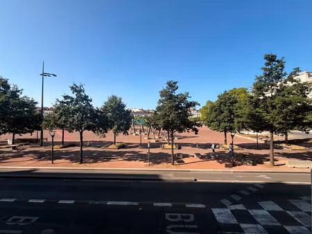 t 3 non meublé - place bellecour