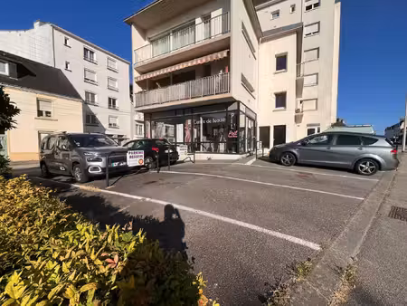 grand local commercial de 240m² - 6 parkings privatifs - bonne