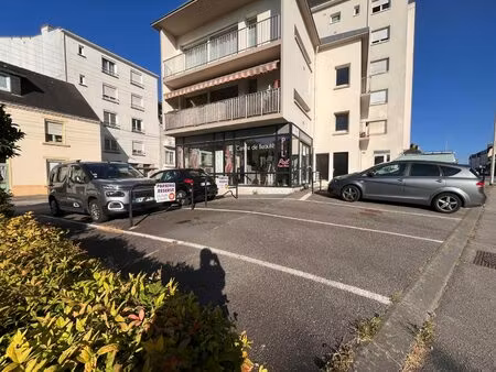 grand local commercial de 240m² - 7 parkings privatifs - bonne