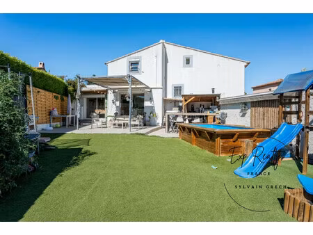maison individuelle avec piscine et jardin