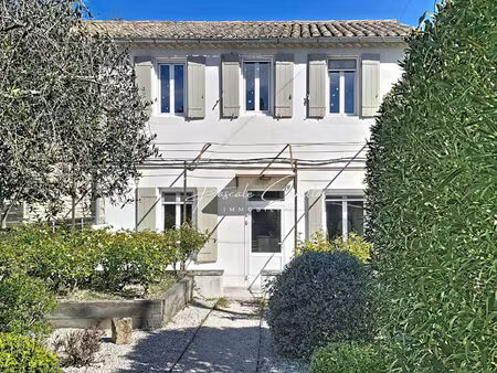 maison de ville de caractère avec jardin et stationnements privés proche centre-ville