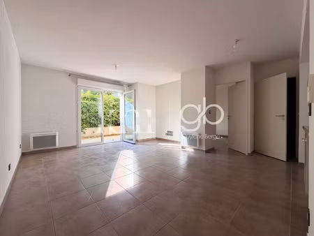 appartement t2 de 43 25 m2 avec terrasse et stationnement en