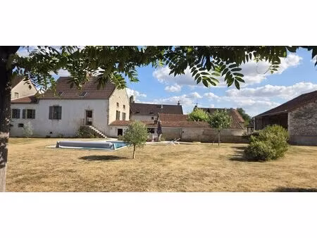 12 minutes de cluny - belle propriété avec vastes dépendances et terrain arboré agrémenté.