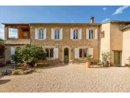 propriété en pierre du 17e siècle avec piscine et vues.