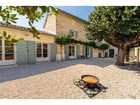 maison en pierres dorées rénovée sur les hauteurs de lachassagne avec vue panoramique