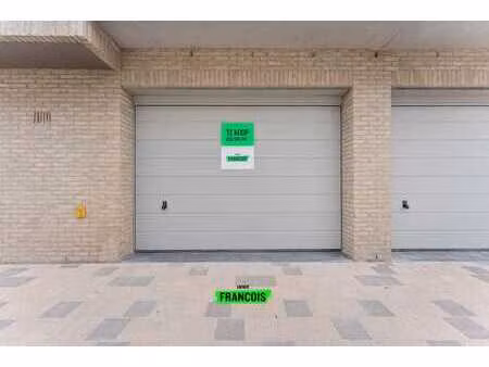 garage box spacieuse et idéalement située au centre de blan…