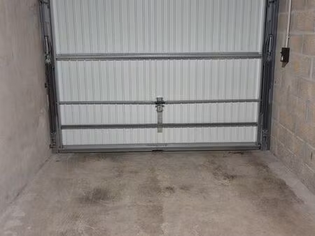 garage fermé 14 m2 avec lumière et prise électrique dans résidence sécurisée