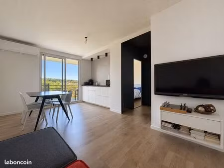 à louer – magnifique studio meublé rénové avec balcon à lons-le-saunier