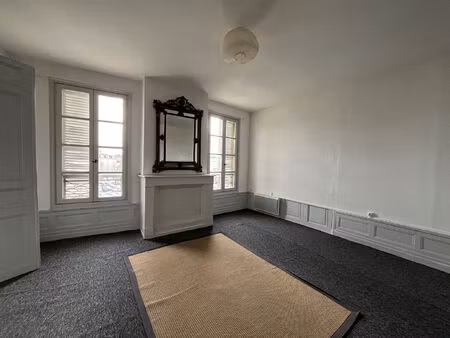a vendre dans l'hyper centre ville 2 lots d'habitation et 1 lot annexe dans un immeuble bo