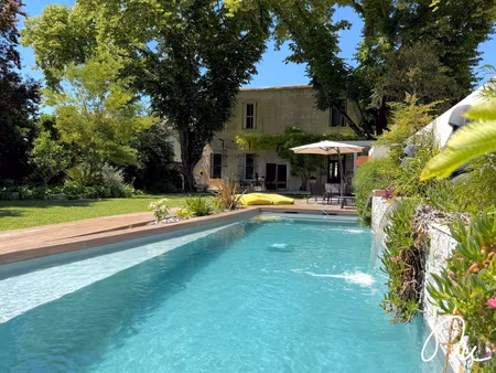 très belle maison familiale rénovée avec piscine et pool-hou