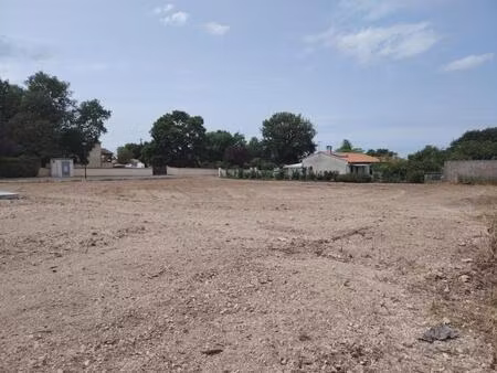 terrain à bâtir de 1 363 00 m² anais (16) avec une très belle façade de 35m !