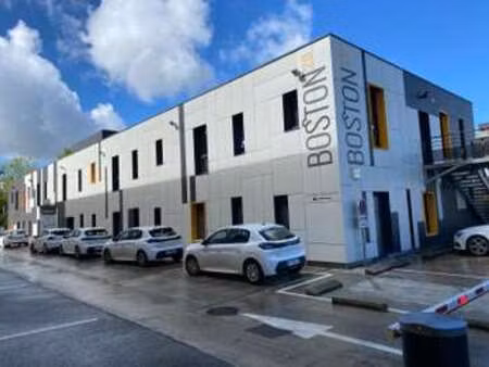 location bureaux et commerces à la roche-sur-yon (85000) : à louer / 129m² la roche-sur-yo