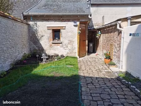 loue maison avec cour et bâtiment à liesse