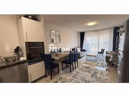 a vendre t4 en résidence avec terrasse et parking à montfavet