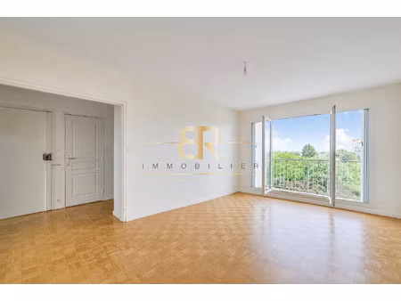 balcon / lumineux / vue dégagée / parking