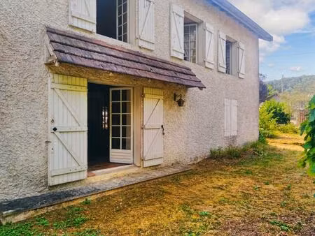 maison avec son parc en bord de rivière