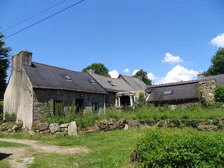 côtes-d'armor. maison individuelle en pierre à rénover  proche de saint-nicolas-du-pélem