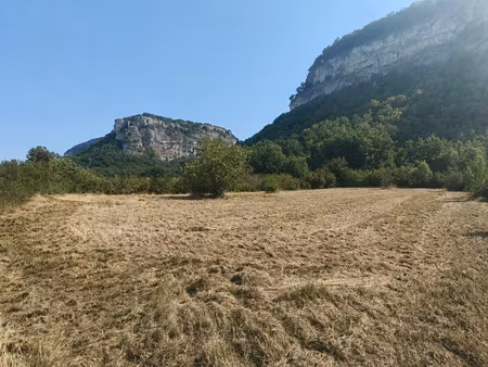 beau terrain constructible de 1 055 m2 serrieres de briord