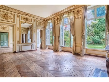 a louer pars viie appartement dans hotel particulier avec jardin privatif