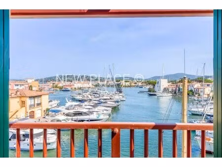 studio mezzanine au cœur du village avec vue sur les canaux de port grimaud