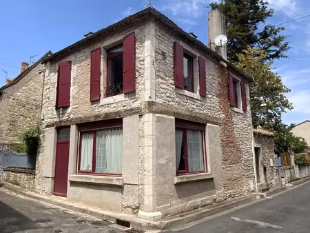 gramat centre – maison en pierre de caractère avec agréable cour  commerces à pied.