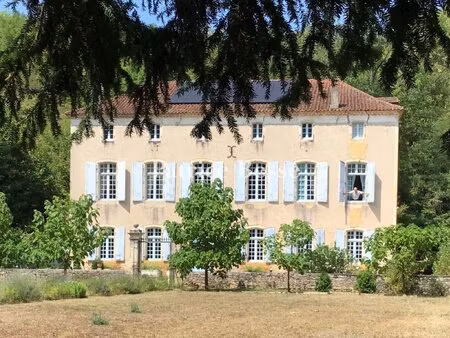 à 20 min de cahors  au creux de la vallée du vert et en bord de rivière  une vaste maison.