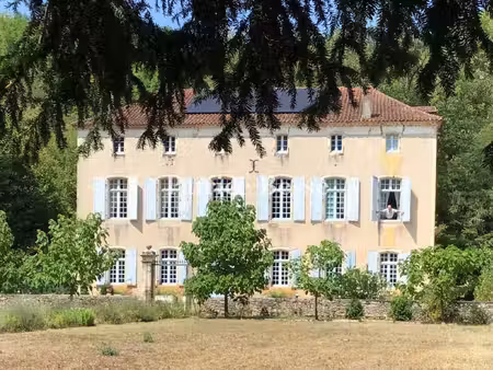une maison de maître du 18e s. et son gîte en bord de rivière.