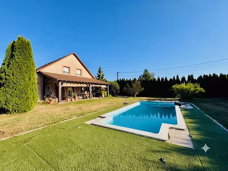 en exclusivité: belle maison familiale avec piscine sur un