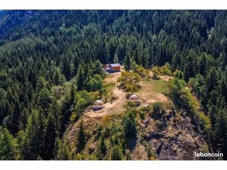 propriété rare avec chalets  gîtes et hébergements insolites – vue imprenable sur les mont