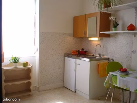 jolie chambre meublée
