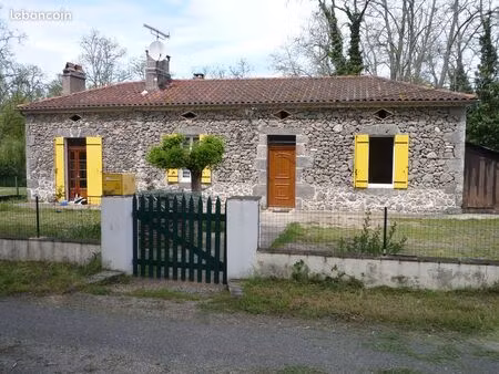 dans une jolie petite maison en pierre totalement rénovée