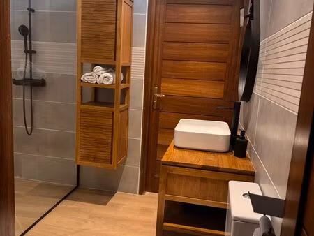 très grande chambre à louer
