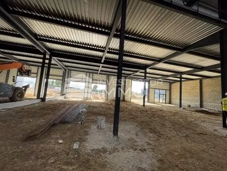 location local d'activités 614 m²