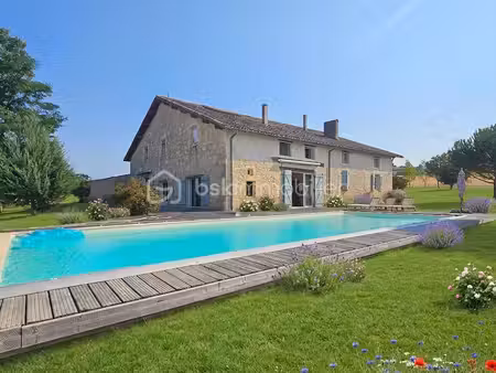 maison en pierre de 554 m² à castet-arrouy