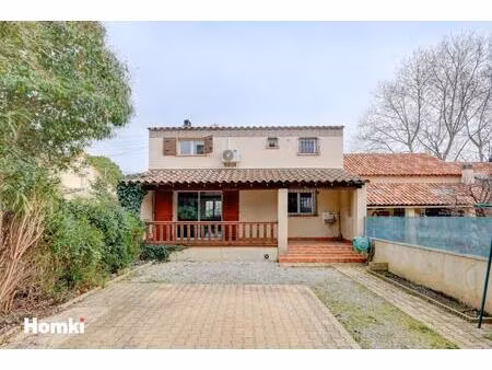 villa de type 4 jumelee d'un cote avec 2 terrasses un jardin et garage