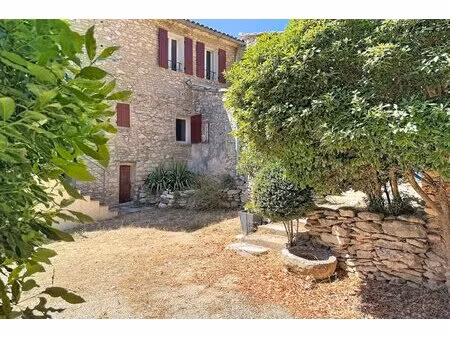 authentique ferme en pierres au coeur du luberon