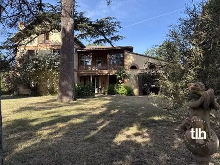 demeure de caractère d'environ 360 m² au coeur d'un parc d