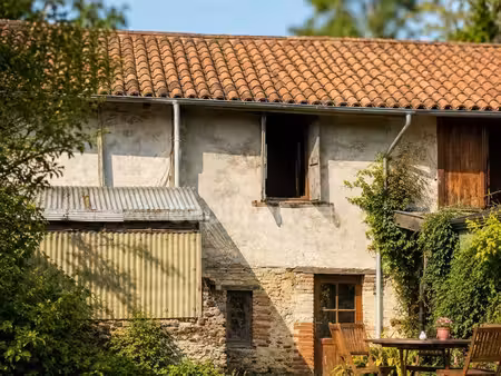 l'isle en dodon – maison de village mitoyenne à rénover avec 700 m² de terrain  toiture...