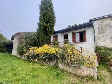 prix négociable : maison plain pied à rénover centre aunac